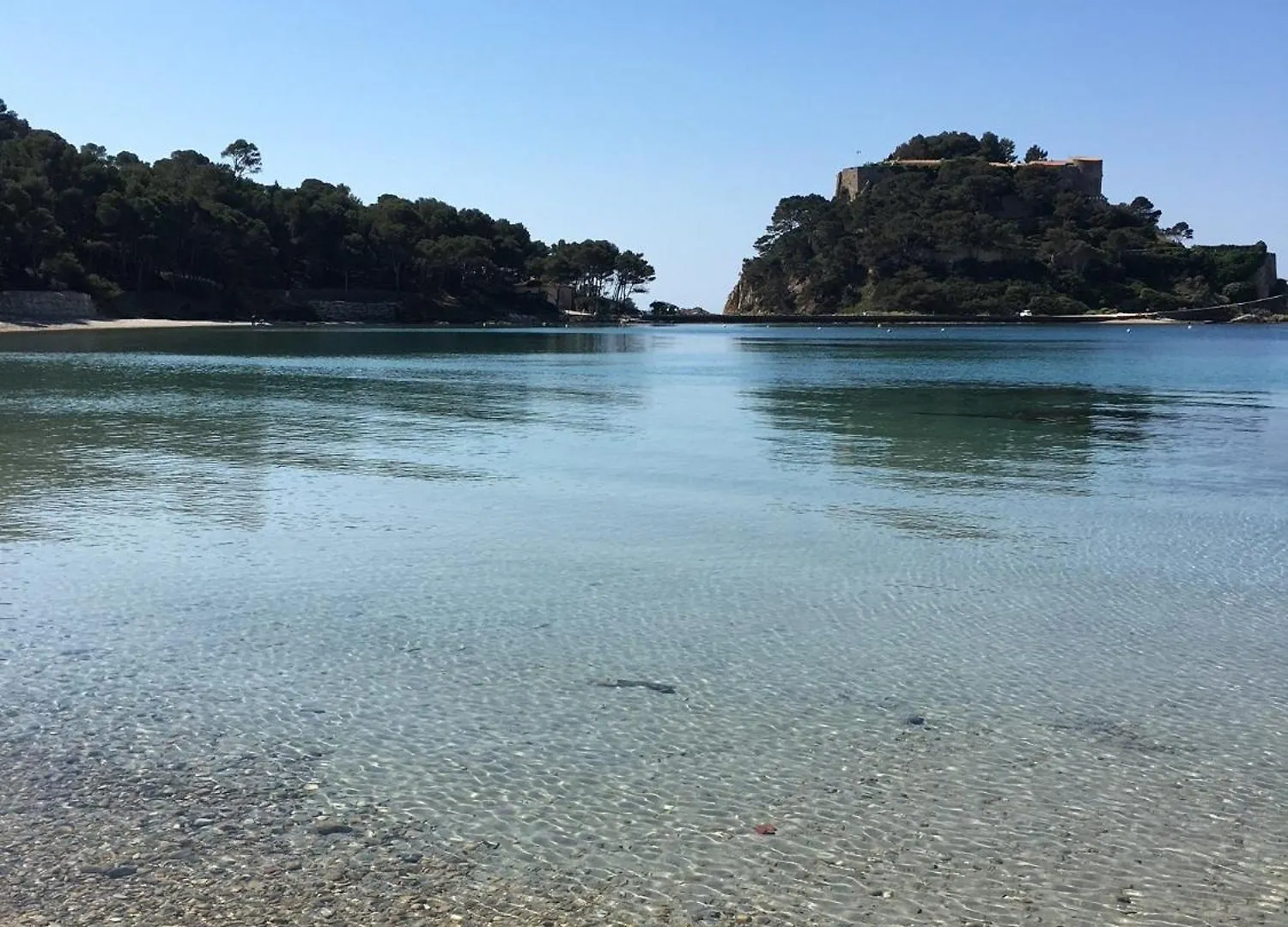Appartement T3 Lumineux Traversant Totalement Neuf En Face De La Plage Front De Mer Vue Sur Les Iles Vue Mer Panoramique Assuree Residence De La Plage Centre Ville Du Lavandou 3Eme Etage Avec Ascenseur Appartement T3 Le Lavandou Apartment