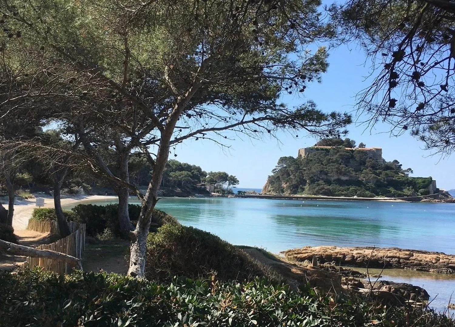 Apartment Appartement T3 Lumineux Traversant Totalement Neuf En Face De La Plage Front De Mer Vue Sur Les Iles Vue Mer Panoramique Assuree Residence De La Plage Centre Ville Du Lavandou 3Eme Etage Avec Ascenseur Appartement T3 Le Lavandou