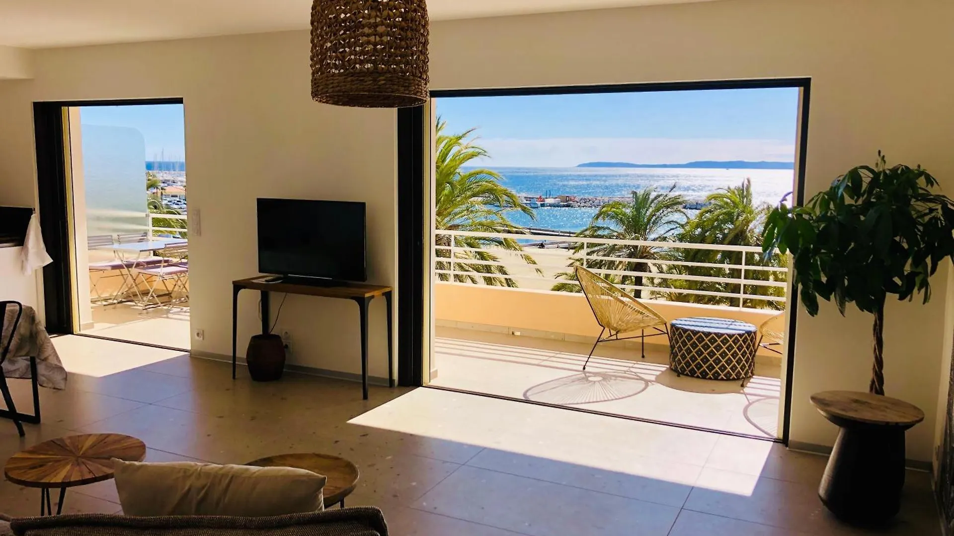 Appartement T3 Lumineux Traversant Totalement Neuf En Face De La Plage Front De Mer Vue Sur Les Iles Vue Mer Panoramique Assuree Residence De La Plage Centre Ville Du Lavandou 3Eme Etage Avec Ascenseur Appartement T3 Le Lavandou France