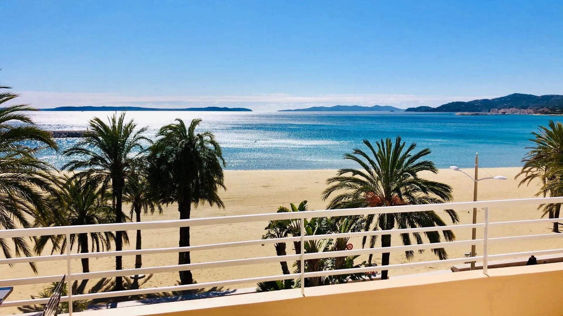Appartement T3 Lumineux Traversant Totalement Neuf En Face De La Plage Front De Mer Vue Sur Les Iles Vue Mer Panoramique Assuree Residence De La Plage Centre Ville Du Lavandou 3Eme Etage Avec Ascenseur Appartement T3 Le Lavandou