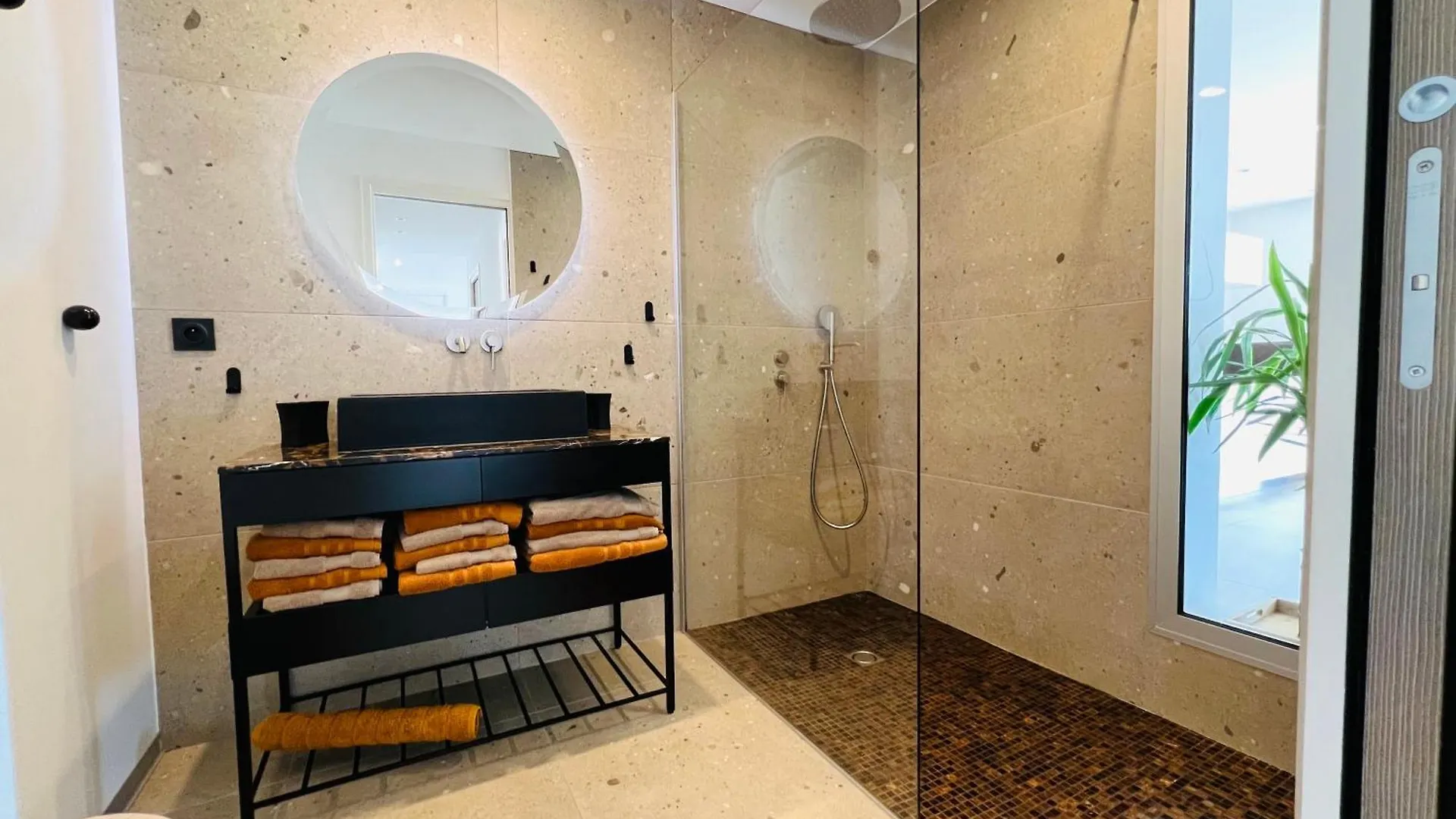 Appartement T3 Lumineux Traversant Totalement Neuf En Face De La Plage Front De Mer Vue Sur Les Iles Vue Mer Panoramique Assuree Residence De La Plage Centre Ville Du Lavandou 3Eme Etage Avec Ascenseur Appartement T3 Le Lavandou