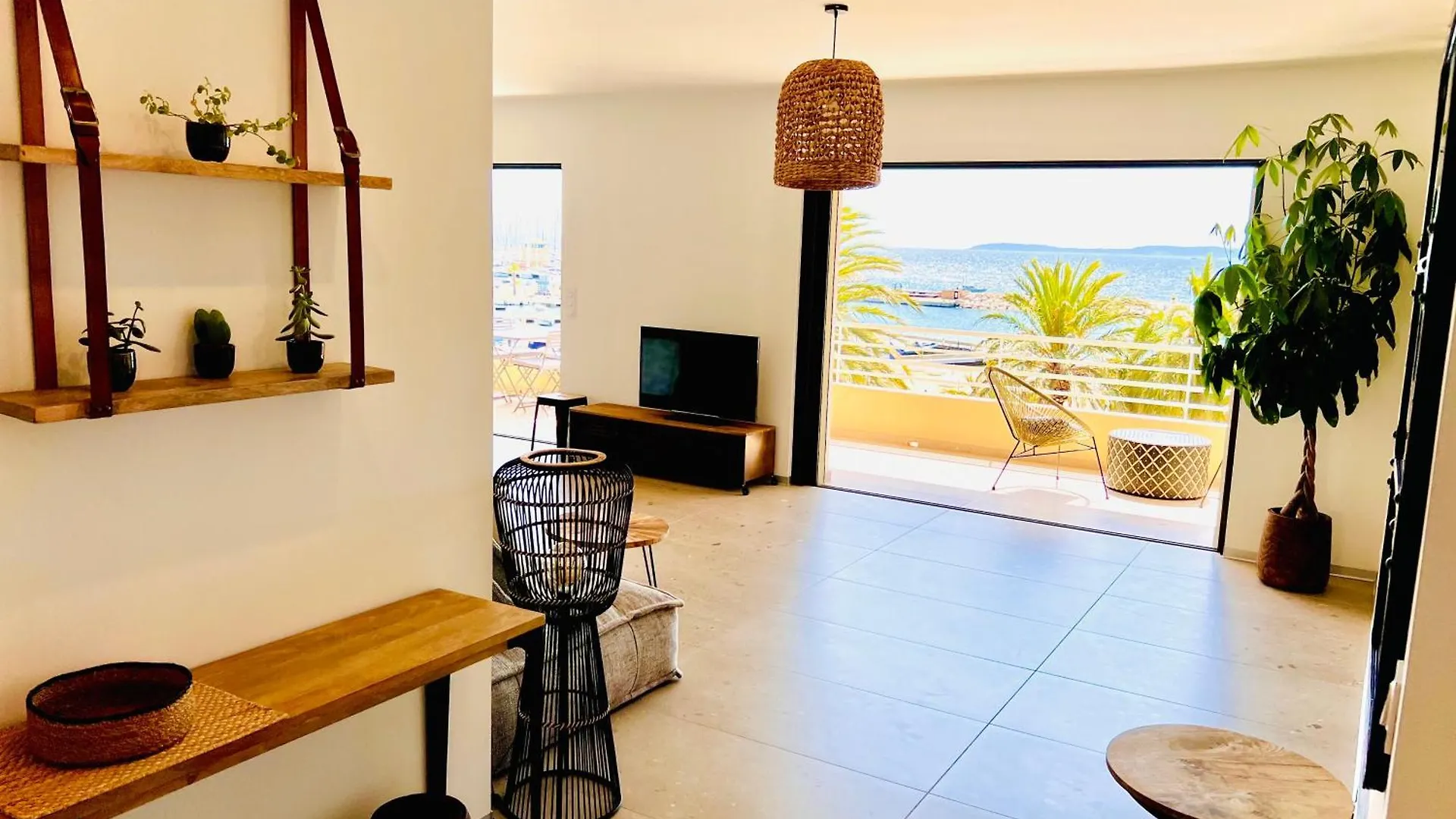 Appartement T3 Lumineux Traversant Totalement Neuf En Face De La Plage Front De Mer Vue Sur Les Iles Vue Mer Panoramique Assuree Residence De La Plage Centre Ville Du Lavandou 3Eme Etage Avec Ascenseur Appartement T3 Le Lavandou 0*,  France