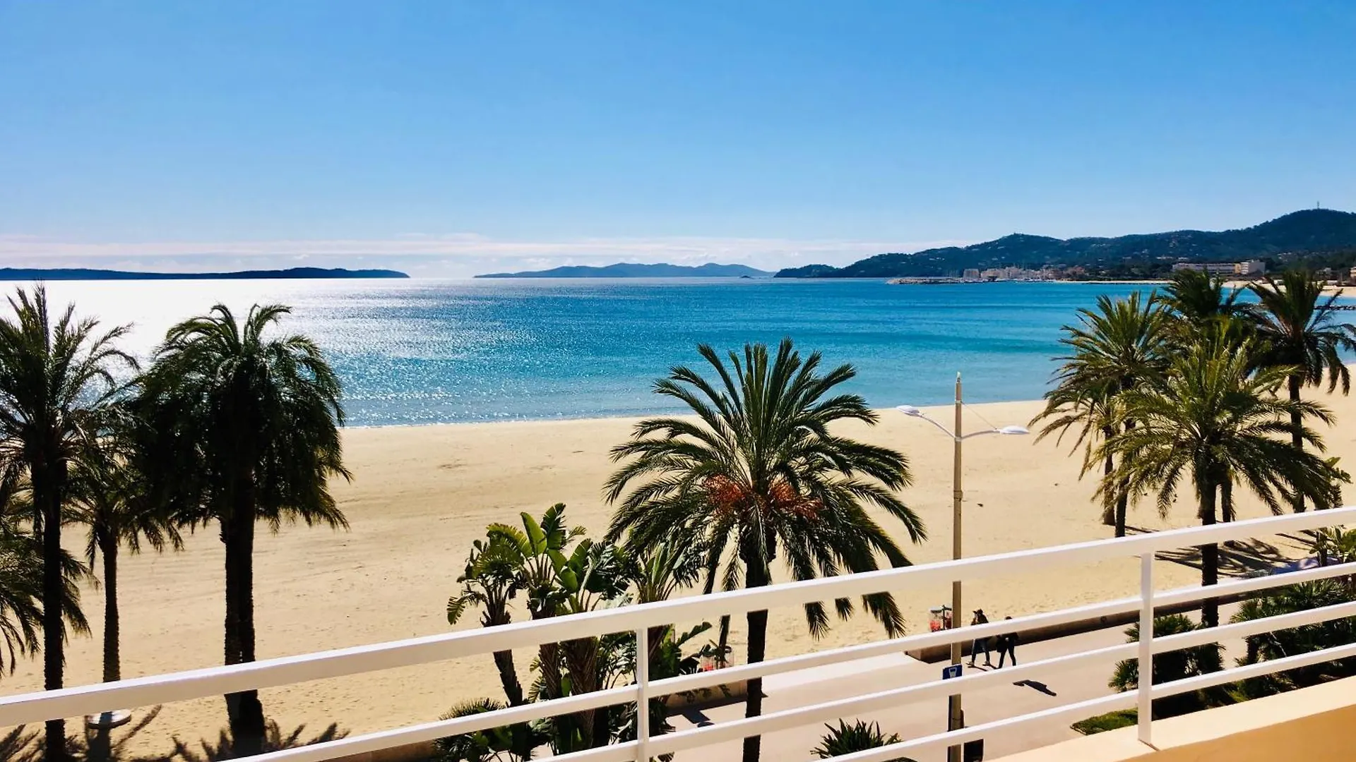 Appartement T3 Lumineux Traversant Totalement Neuf En Face De La Plage Front De Mer Vue Sur Les Iles Vue Mer Panoramique Assuree Residence De La Plage Centre Ville Du Lavandou 3Eme Etage Avec Ascenseur Appartement T3 location