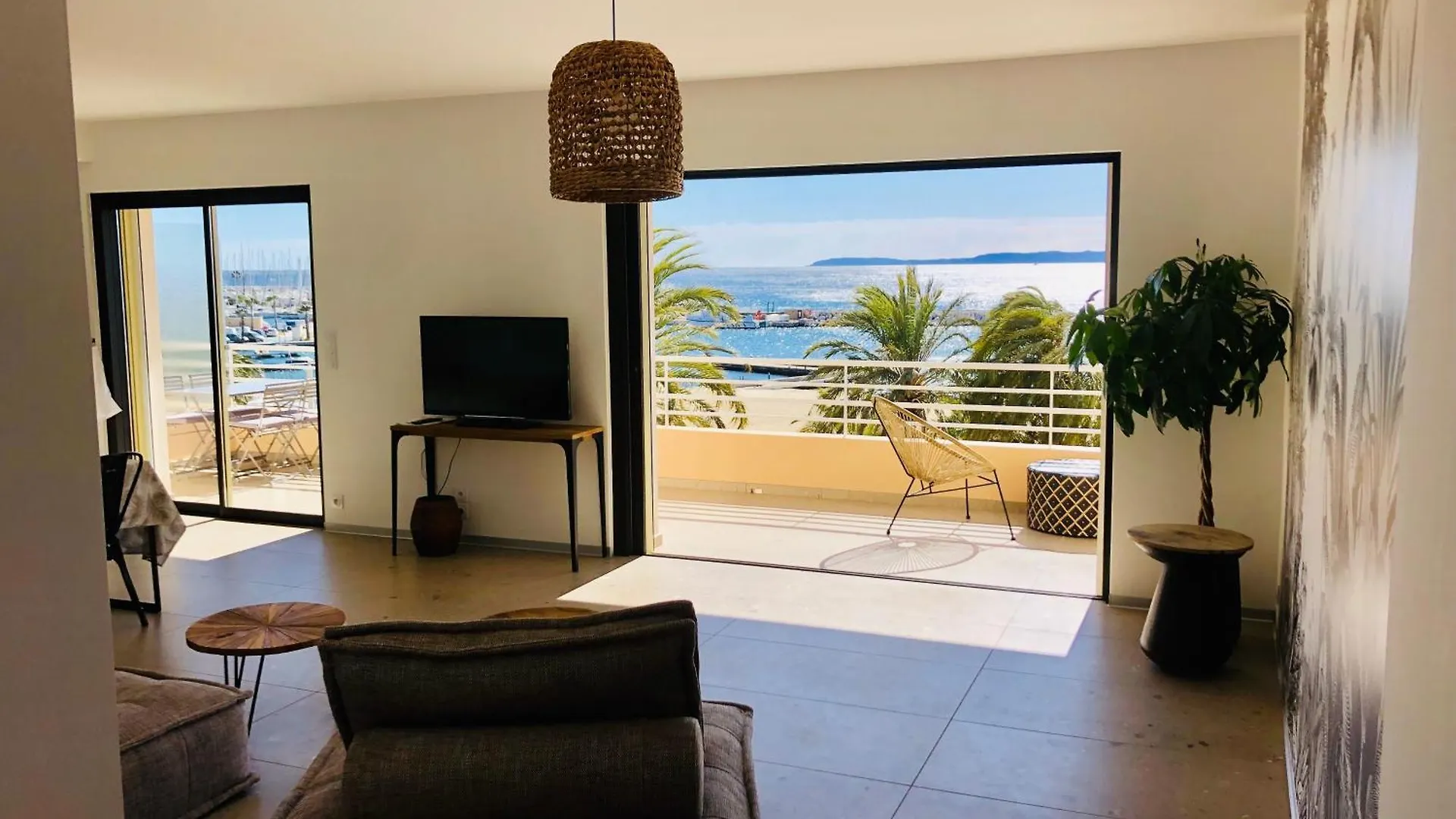 Apartment Appartement T3 Lumineux Traversant Totalement Neuf En Face De La Plage Front De Mer Vue Sur Les Iles Vue Mer Panoramique Assuree Residence De La Plage Centre Ville Du Lavandou 3Eme Etage Avec Ascenseur Appartement T3 Le Lavandou