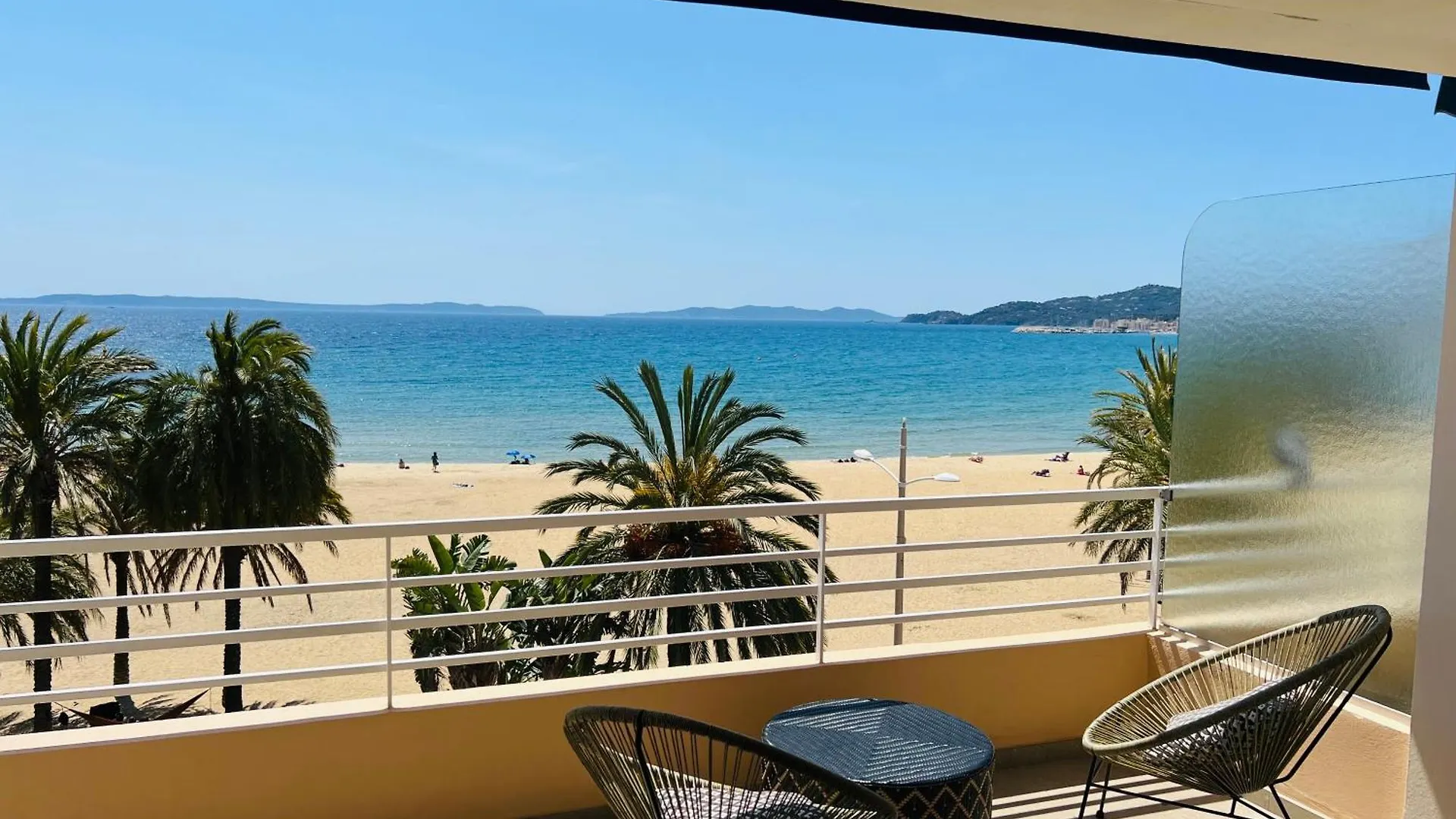 Apartment Appartement T3 Lumineux Traversant Totalement Neuf En Face De La Plage Front De Mer Vue Sur Les Iles Vue Mer Panoramique Assuree Residence De La Plage Centre Ville Du Lavandou 3Eme Etage Avec Ascenseur Appartement T3 Le Lavandou France