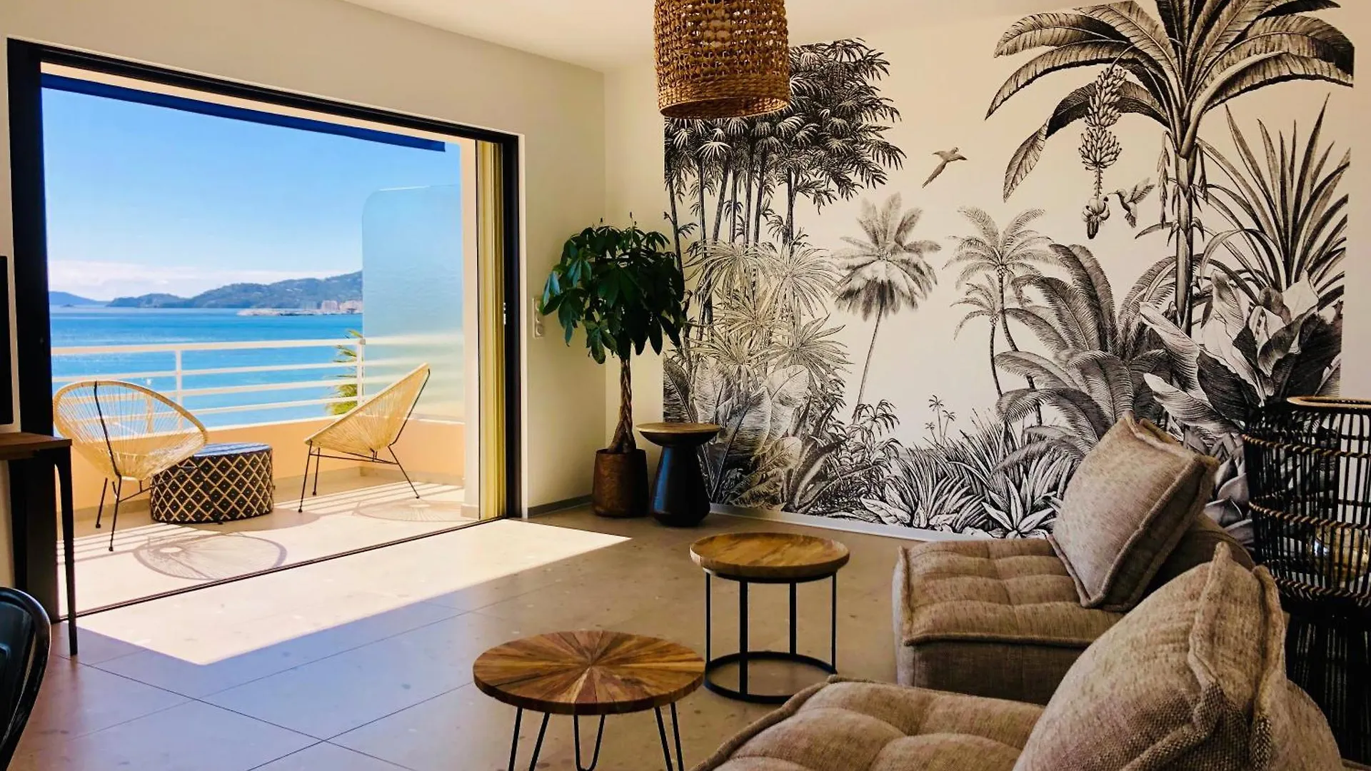 Appartement T3 Lumineux Traversant Totalement Neuf En Face De La Plage Front De Mer Vue Sur Les Iles Vue Mer Panoramique Assuree Residence De La Plage Centre Ville Du Lavandou 3Eme Etage Avec Ascenseur Appartement T3 Le Lavandou 0*,